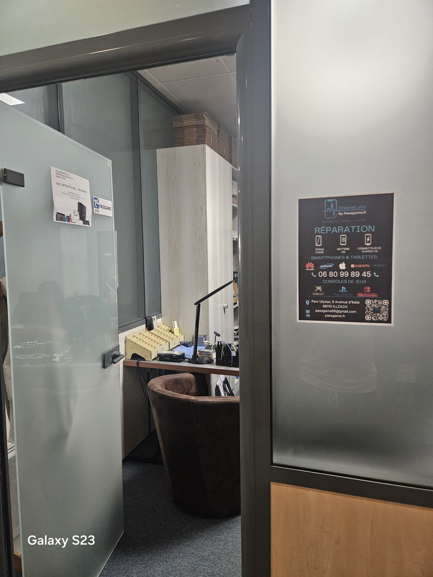 R&eacute;paration r&eacute;alis&eacute;e devant le client dans l&rsquo;atelier PhoneLabo &agrave; Illzach